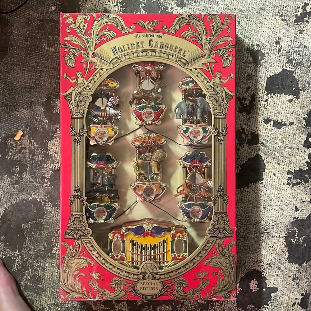 Mr Christmas carousel 1992 special edition plays 21 Christmas carols new in box